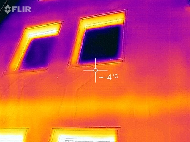 Thermografie einer Gebäudefassade - sichtbare thermische Mängel