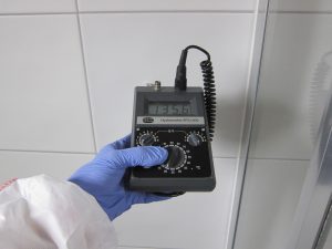 Feuchtigkeitsmessung im Neubau - hier Messung der Feuchtigkeit an einer Wand mittels Aktivsonde