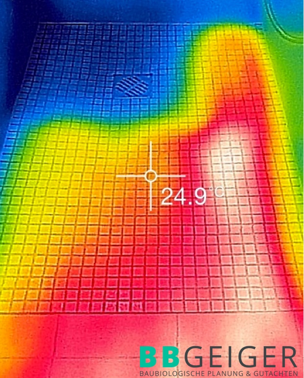 Thermografie eines Bodens im Bad - hier deutlich erkennbar, dass Heizschleifen nicht ausreichend verlegt wurden